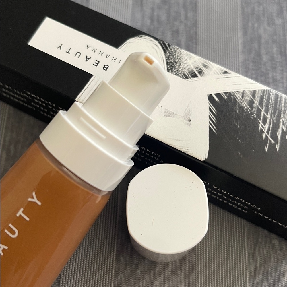 Fenty 400 Pro Filt’r Hydrating Longwear Foundation - Picture 5 of 5